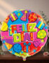 Globo redondo de colores brillantes con texto ¡Feliz día! y dibujos de regalos, globos y sombreros de fiesta, frente a un jarrón con ramos de flores sobre una mesa de madera
