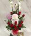 Arreglo floral ALICE con orquídeas blancas, rosas rojas frescas, peluche de pingüino rosa y chocolates Ferrero Rocher, ideal