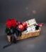 Arreglo ANGELO: Elegante cesta de mimbre con rosas rojas frescas, manzanas rojas, botella de vino tinto Finca Las Moras y caj