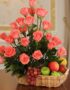 Elegante cesta de regalo con rosas salmón frescas, uvas rojas, manzanas verdes y rojas, peras y limón, ideal para ecommerce.