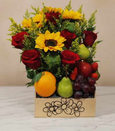 Arreglo floral Adriano con rosas rojas, girasoles vibrantes, naranjas, peras, uvas y fresas en una caja de madera decorada, i