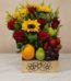 Arreglo floral Adriano con rosas rojas, girasoles vibrantes, naranjas, peras, uvas y fresas en una caja de madera decorada, i