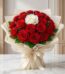 Arreglo floral ALESSIA con 23 rosas rojas vibrantes y una rosa blanca central, envuelto en papel coreano color crema con lazo