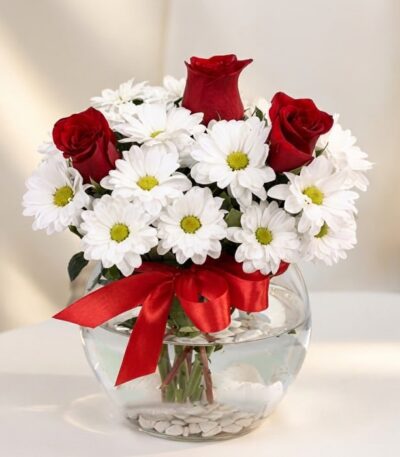 Arreglo floral Antonietta con rosas rojas, margaritas blancas y lazo rojo en jarrón de cristal, ideal para regalar en ocasion