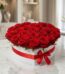Arreglo floral CAMILA con 24 rosas rojas premium en una elegante caja blanca en forma de corazón, adornada con un lazo rojo,