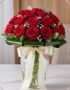 Arreglo floral DOMENICA con 30 rosas rojas frescas en un jarrón de cristal elegante, ideal para expresar amor y pasión.