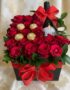 Arreglo floral ENRICO con rosas rojas frescas, botella de vino tinto y chocolates Ferrero Rocher, presentado en una caja negr