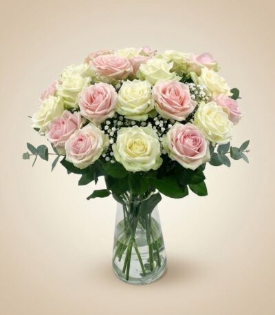 Arreglo floral Evelin con 22 rosas frescas en tonos blancos y rosados, complementado con follaje verde y gypsophila, presenta