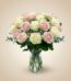 Arreglo floral Evelin con 22 rosas frescas en tonos blancos y rosados, complementado con follaje verde y gypsophila, presenta