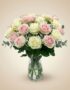 Arreglo floral Evelin con 22 rosas frescas en tonos blancos y rosados, complementado con follaje verde y gypsophila, presenta