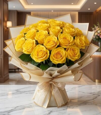 Arreglo floral Evelina con 24 rosas amarillas vibrantes, empaque coreano dorado y lazo, sobre mesa de mármol en un lobby de h