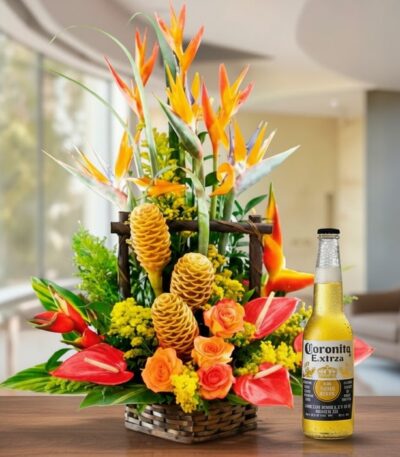 Arreglo floral exótico Apolo con aves del paraíso, rosas naranjas, anturios rojos y jengibre, acompañado de una cerveza Coron