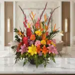 Arreglo floral exótico Fusión con lirios, aves del paraíso, jengibre y gerberas en tonos vibrantes sobre mármol, fondo elegan