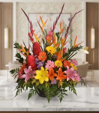 Arreglo floral exótico Fusión con lirios, aves del paraíso, jengibre y gerberas en tonos vibrantes sobre mármol, fondo elegan