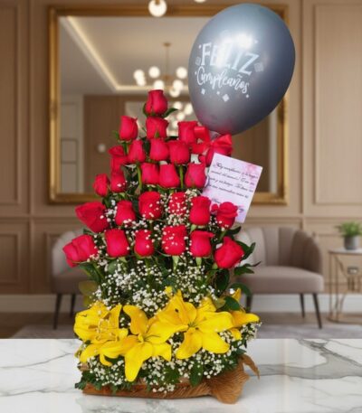 Arreglo floral exótico Gamma con rosas rojas, lirios amarillos y un globo de 'Feliz Cumpleaños' sobre una mesa de mármol en u