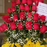 Primer plano extremo de Arreglo Floral Exótico Gamma, mostrando rosas rojas con gotas de rocío, flores blancas y lirios amari