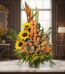 Arreglo floral exótico Intocable con rosas naranjas, girasoles vibrantes y aves del paraíso, sobre mármol en un elegante lobb