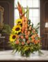 Arreglo floral exótico Intocable con rosas naranjas, girasoles vibrantes y aves del paraíso, sobre mármol en un elegante lobb