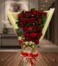 Arreglo floral Mi Flechazo con rosas rojas frescas y bombones Ferrero Rocher, ideal para regalar en ocasiones especiales.