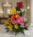 Arreglo floral exótico Paraíso con rosas rojas, amarillas y rosadas, lirios blancos y amarillos, y gerberas naranjas y rojas,