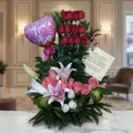 Arreglo floral exótico primaveral con lirios blancos y rosas rosadas, rosas rojas en la parte superior, globo de corazón 'Te