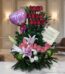 Arreglo floral exótico primaveral con lirios blancos y rosas rosadas, rosas rojas en la parte superior, globo de corazón 'Te