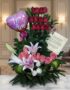Arreglo floral exótico primaveral con lirios blancos y rosas rosadas, rosas rojas en la parte superior, globo de corazón 'Te
