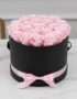 Arreglo floral Francesca con 21 rosas rosadas preservadas en una caja cilíndrica negra con lazo rosa, ideal para regalo.
