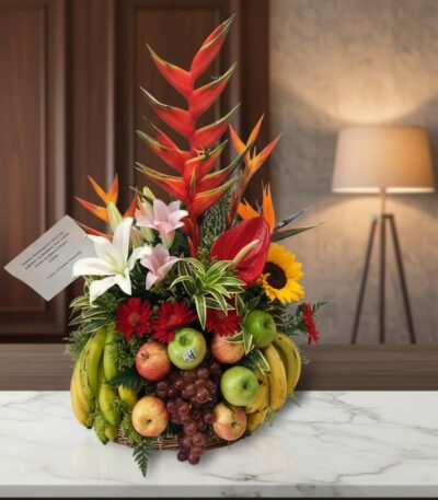 Arreglo floral premium 'Eclipse' con heliconias, lirios, girasoles y frutas frescas como manzanas, uvas y plátanos, sobre una