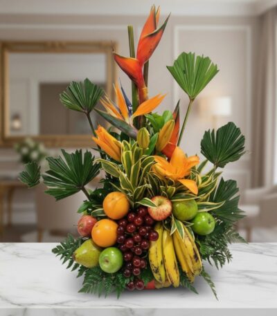 Arreglo floral con frutas exóticas y flores tropicales como aves del paraíso y lirios, sobre una mesa de mármol en un elegant