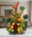 Arreglo floral con frutas exóticas y flores tropicales como aves del paraíso y lirios, sobre una mesa de mármol en un elegant