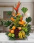 Arreglo floral con frutas exóticas y flores tropicales como aves del paraíso y lirios, sobre una mesa de mármol en un elegant