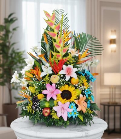 Arreglo floral exótico y vibrante con frutas, lirios, girasoles y aves del paraíso sobre una base de mármol en un entorno ele