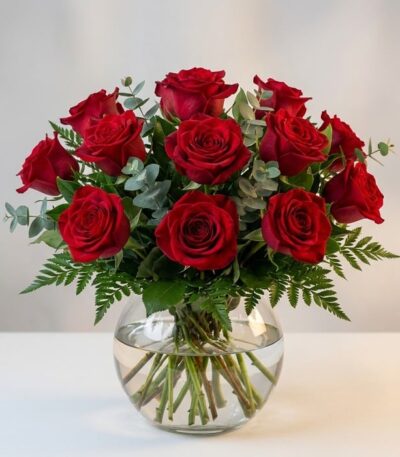 Arreglo floral Graziella con 12 rosas rojas frescas en un jarrón de cristal, ideal para regalar en cualquier ocasión especial