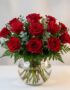Arreglo floral Graziella con 12 rosas rojas frescas en un jarrón de cristal, ideal para regalar en cualquier ocasión especial
