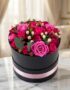 Arreglo floral LILIAN en caja negra con cinta rosa, lleno de rosas lila y rojas, ideal para regalar.