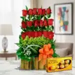 Arreglo floral Musca con rosas rojas vibrantes y chocolates Ferrero Rocher, ideal para regalar en ocasiones especiales.