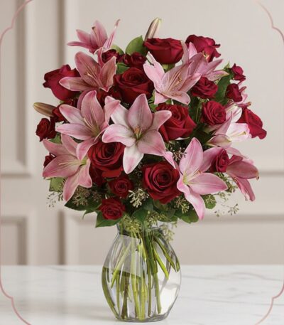 Arreglo floral Nabila con 30 rosas rojas y lirios rosados en un jarrón de cristal, ideal para ecommerce.