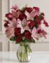 Arreglo floral Nabila con 30 rosas rojas y lirios rosados en un jarrón de cristal, ideal para ecommerce.