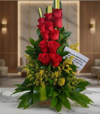 Arreglo floral Pensando en Ti con rosas rojas vibrantes y follaje verde, ideal para expresar amor y cariño en cualquier ocasi