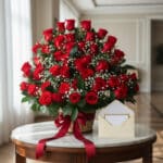 Impresionante arreglo floral 'Quiero Amarte' con docenas de rosas rojas frescas y follaje verde, presentado en una cesta de m