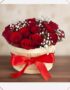 Arreglo floral 'Lidia' con 15 rosas rojas premium en un balde rústico de madera, adornado con un lazo rojo y follaje blanco,
