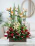 Arreglo floral 'Siempre Juntos' con aves del paraíso, lirios blancos y rosas rojas en base de madera, sobre mármol.