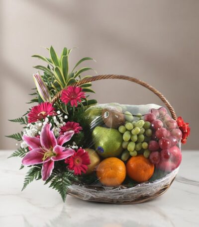 Cesta de regalo Arreglo Frutal CARMINE con frutas frescas variadas como uvas, manzanas, peras, naranjas y kiwi, acompañada de