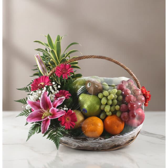 Cesta de regalo Arreglo Frutal CARMINE con frutas frescas variadas como uvas, manzanas, peras, naranjas y kiwi, acompañada de