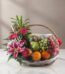 Cesta de regalo Arreglo Frutal CARMINE con frutas frescas variadas como uvas, manzanas, peras, naranjas y kiwi, acompañada de