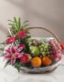 Cesta de regalo Arreglo Frutal CARMINE con frutas frescas variadas como uvas, manzanas, peras, naranjas y kiwi, acompañada de