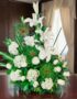Arreglo fúnebre Adiós Para Siempre con lirios, hortensias y rosas blancas, en una sala de velación premium con luz natural y