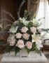 Arreglo fúnebre Inmortal con rosas pálidas, lirios blancos y eucalipto en una sala de velación premium, con luz natural suave