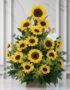Arreglo floral de girasoles radiantes en un jarrón de madera, sobre una superficie de mármol, con un fondo elegante y luminos